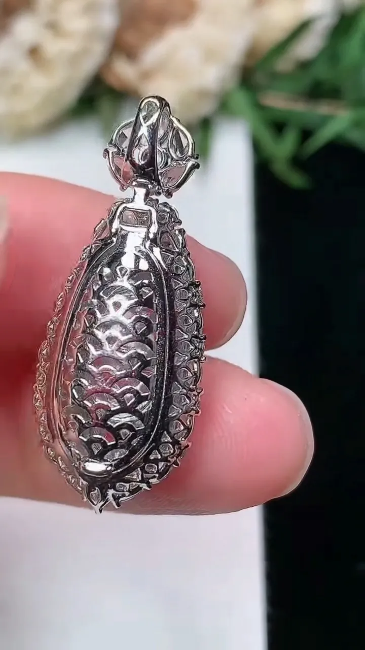 天然A货翡翠福豆吊坠，尺寸29.8-12.4-10.4，裸石17.2-9.2，重量:4.25g
2月2日