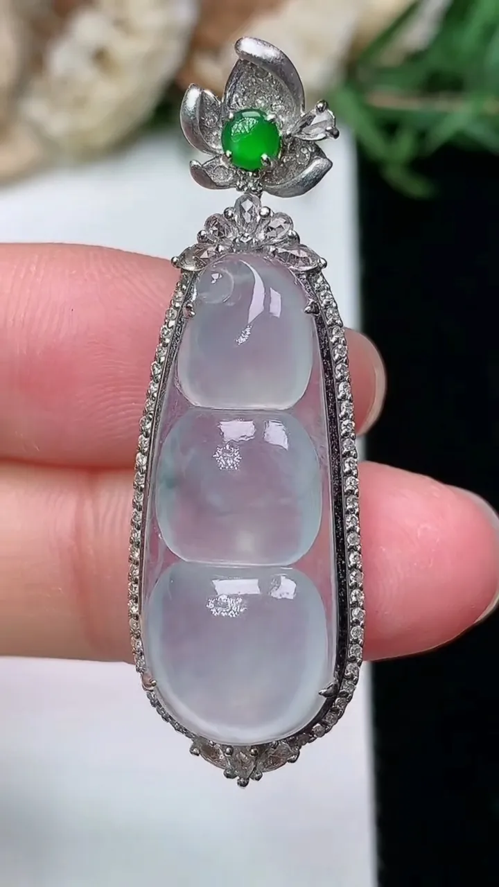 天然A货翡翠飘花福豆吊坠，尺寸42-13.7-8.9，裸石27.6-11，重量:5.16g
2月2日