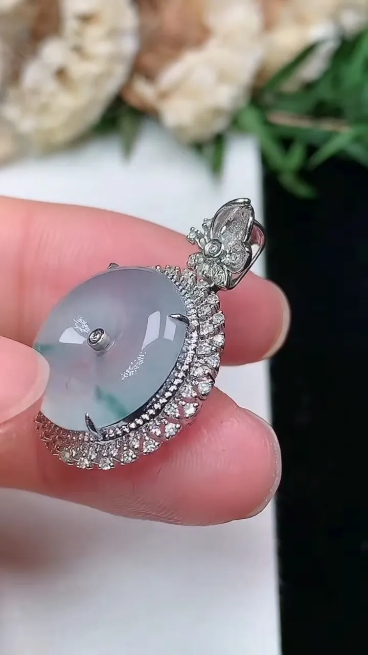 天然A货翡翠飘花平安扣吊坠，尺寸26.2-18.6-8.6，裸石14.8，重量:3.24g
2月2日