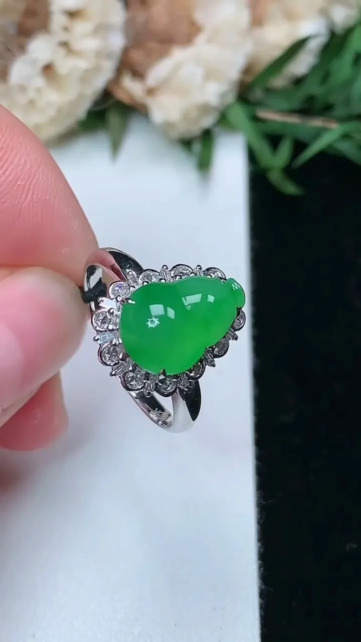 天然A货翡翠葫芦戒指，尺寸17.3-11.4-8，重量:3.10g2026年2月2日
工厂直销收藏佳