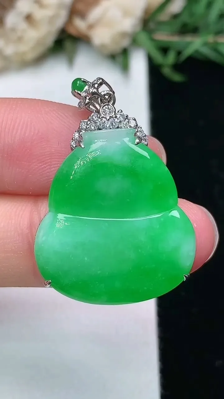 天然A货翡翠葫芦吊坠，尺寸22.8-21-5.2，重量:5.46g
2月2日