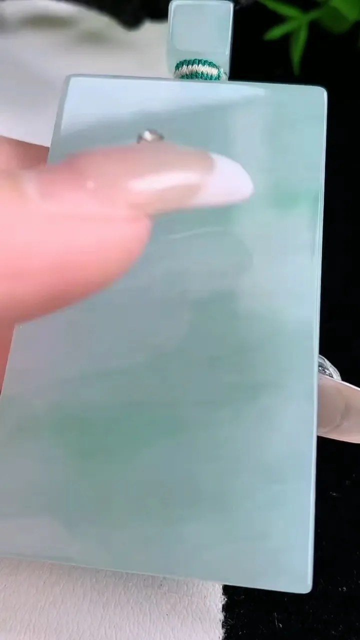 天然A货翡翠无事牌吊坠，尺寸58-36-5.4，重量:43.81g
2月2日