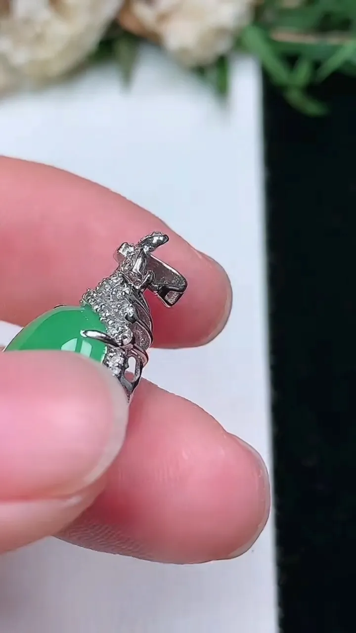 天然A货翡翠蛋面吊坠，尺寸25.8-12.4-8，裸石13.6-11，重量:3.15g
2月2日