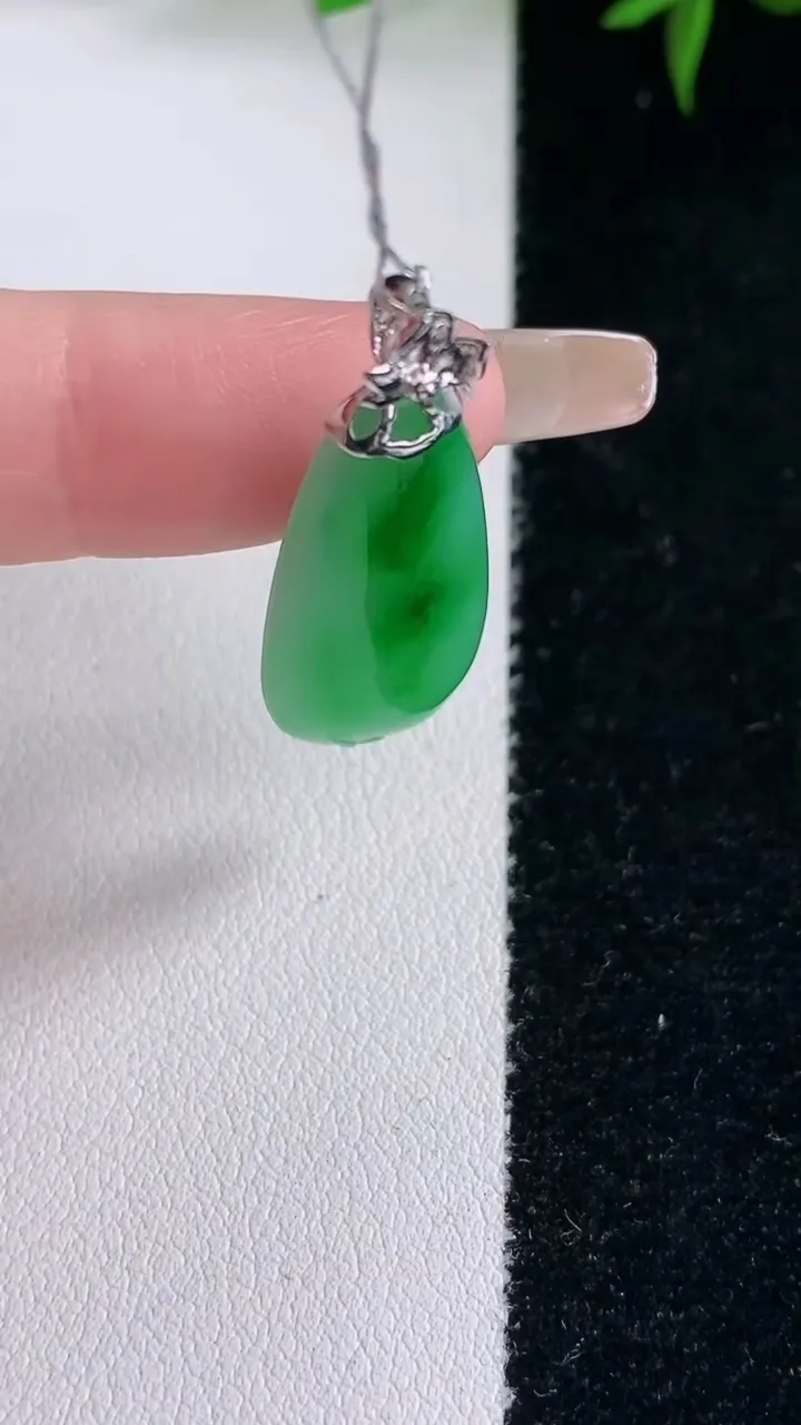 天然A货翡翠福瓜吊坠，尺寸26.3-12.6-5，重量:3.84g
2月2日
