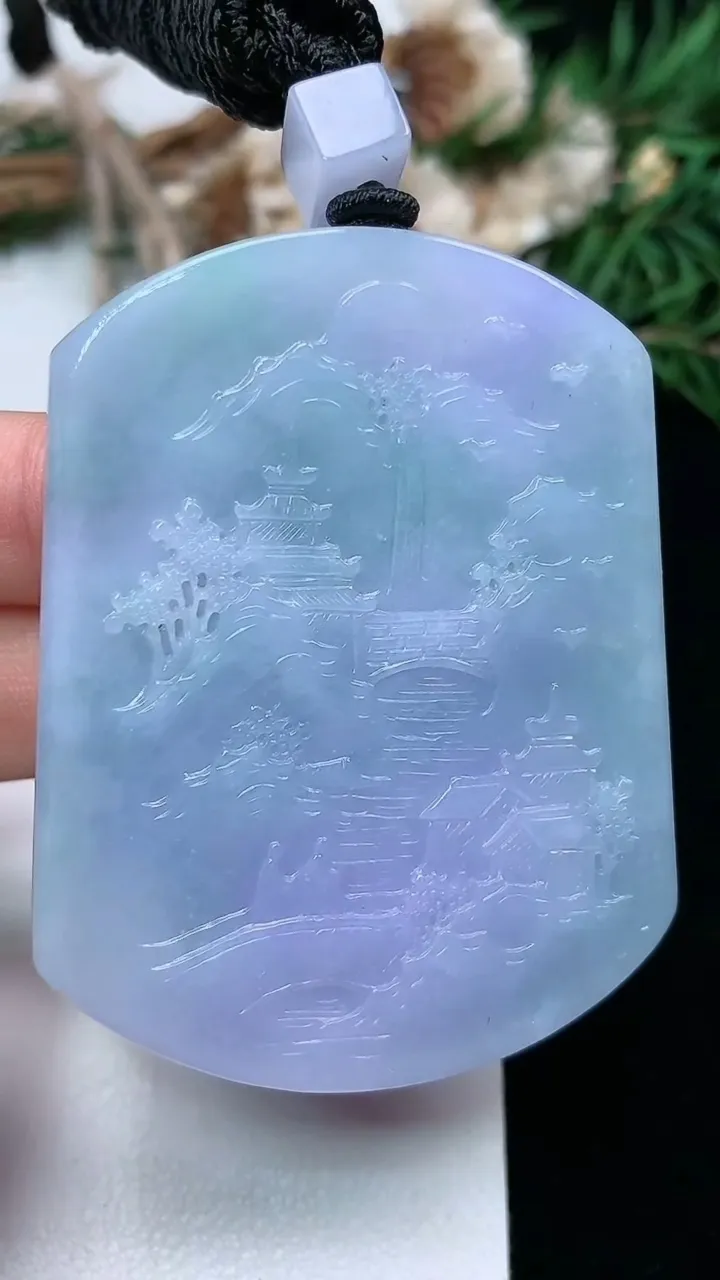 天然A货翡翠春带彩 紫罗兰山水牌吊坠，尺寸57-44.2-6.4，重量:47.28g
2月2日