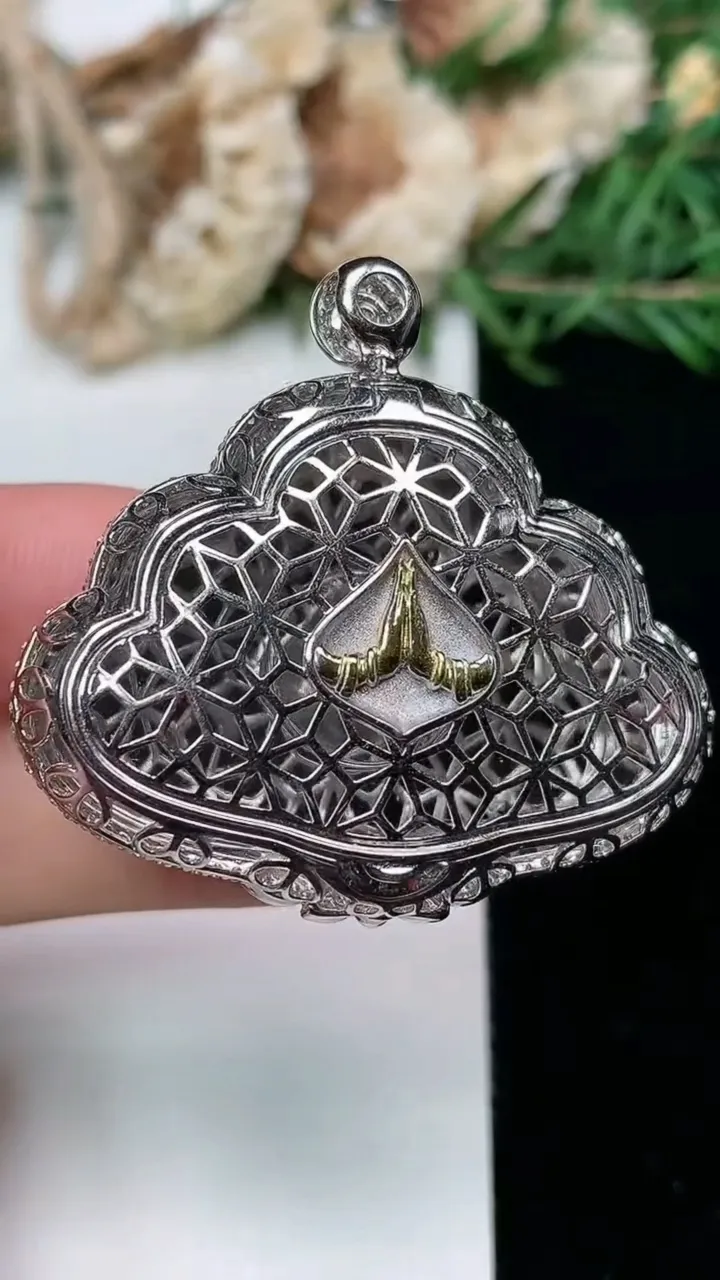 天然A货翡翠佛公吊坠，尺寸37.5-39.9-12.5，裸石24.7-36.3，重量:14.40g
2月2日