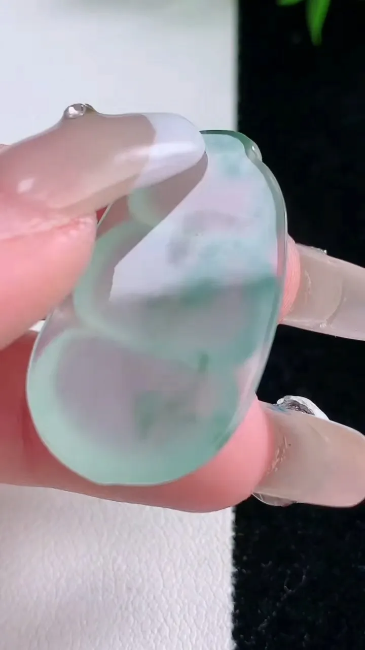 天然A货翡翠种飘花福豆镶嵌件，尺寸32.8-18.7-5.7，重量:6.34g
2月2日