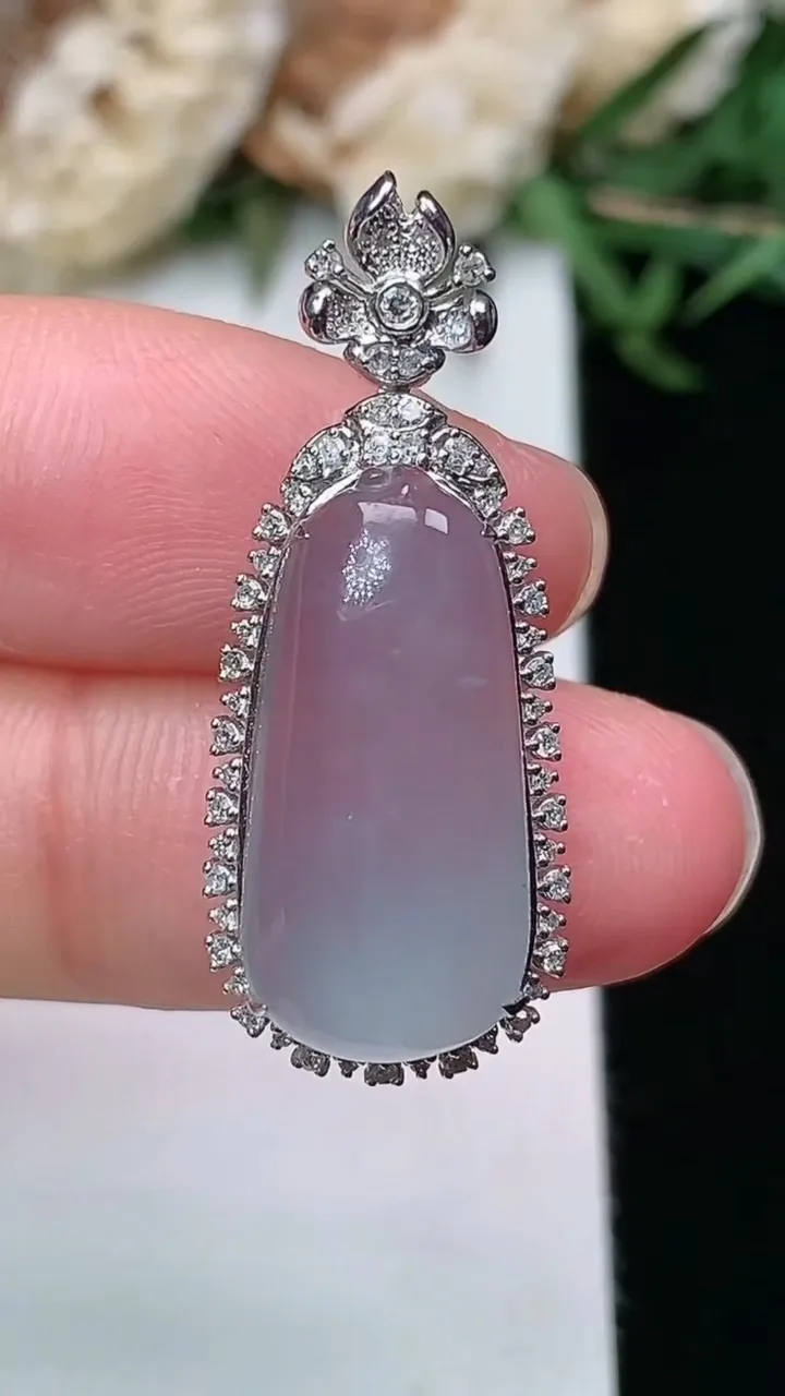 天然A货翡翠福瓜吊坠，尺寸31-12.3-9.6，裸石19.9-9.5
2月2日