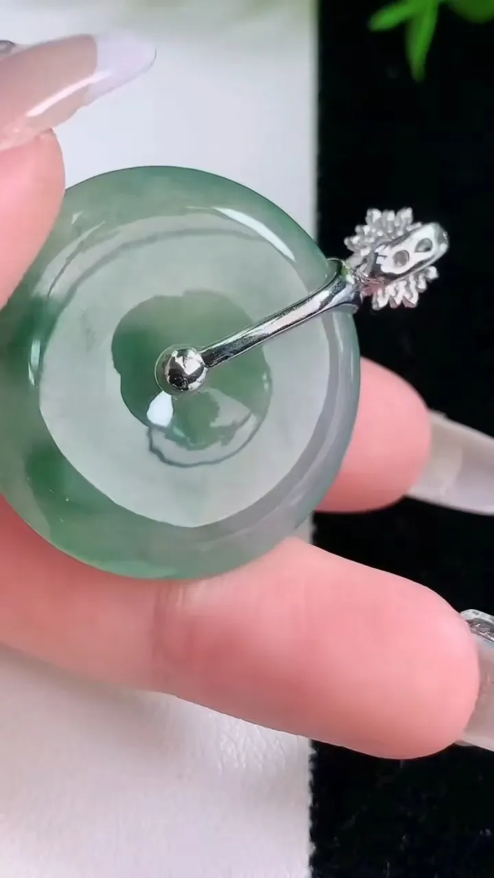 天然A货翡翠种飘花平安扣吊坠，尺寸31-5.2，重量:13.80g
2月2日