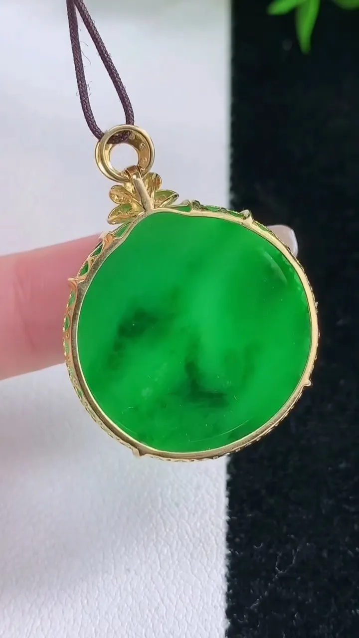 天然A货翡翠无事牌吊坠，尺寸27.2-4.6，重量:7.05g
2月2日