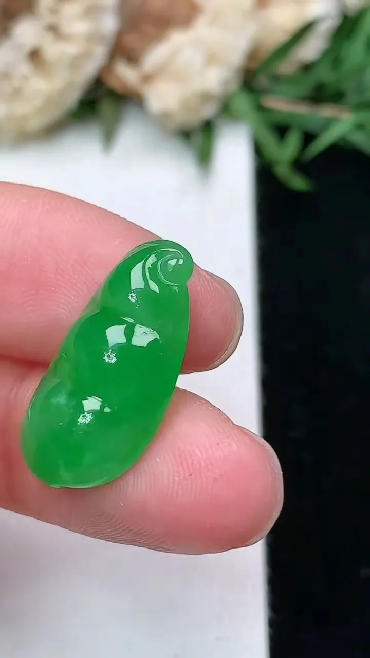 天然A货翡翠福豆镶嵌件，尺寸20.5-10.9-5.8，重量:2.24g
2月2日