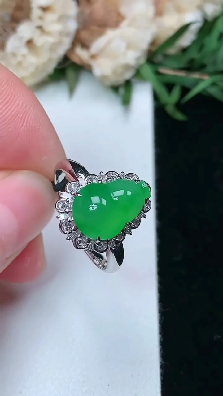 天然A货翡翠葫芦戒指，尺寸17.3-11.4-8，重量:3.10g2026年2月2日
工厂直销收藏佳