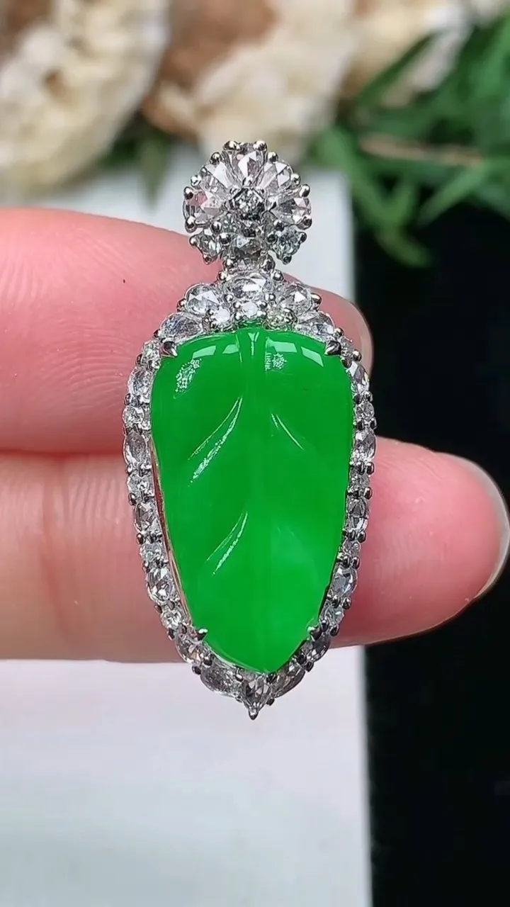 天然A货翡翠金枝玉叶 叶子吊坠，尺寸29.9-13.2-8.8，裸石17.4-10.2，重量:4.6