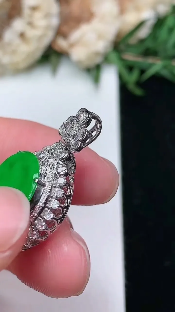 天然A货翡翠无事牌吊坠，尺寸27.8-17.8-8.6，裸石13，重量:3.79g
2月2日