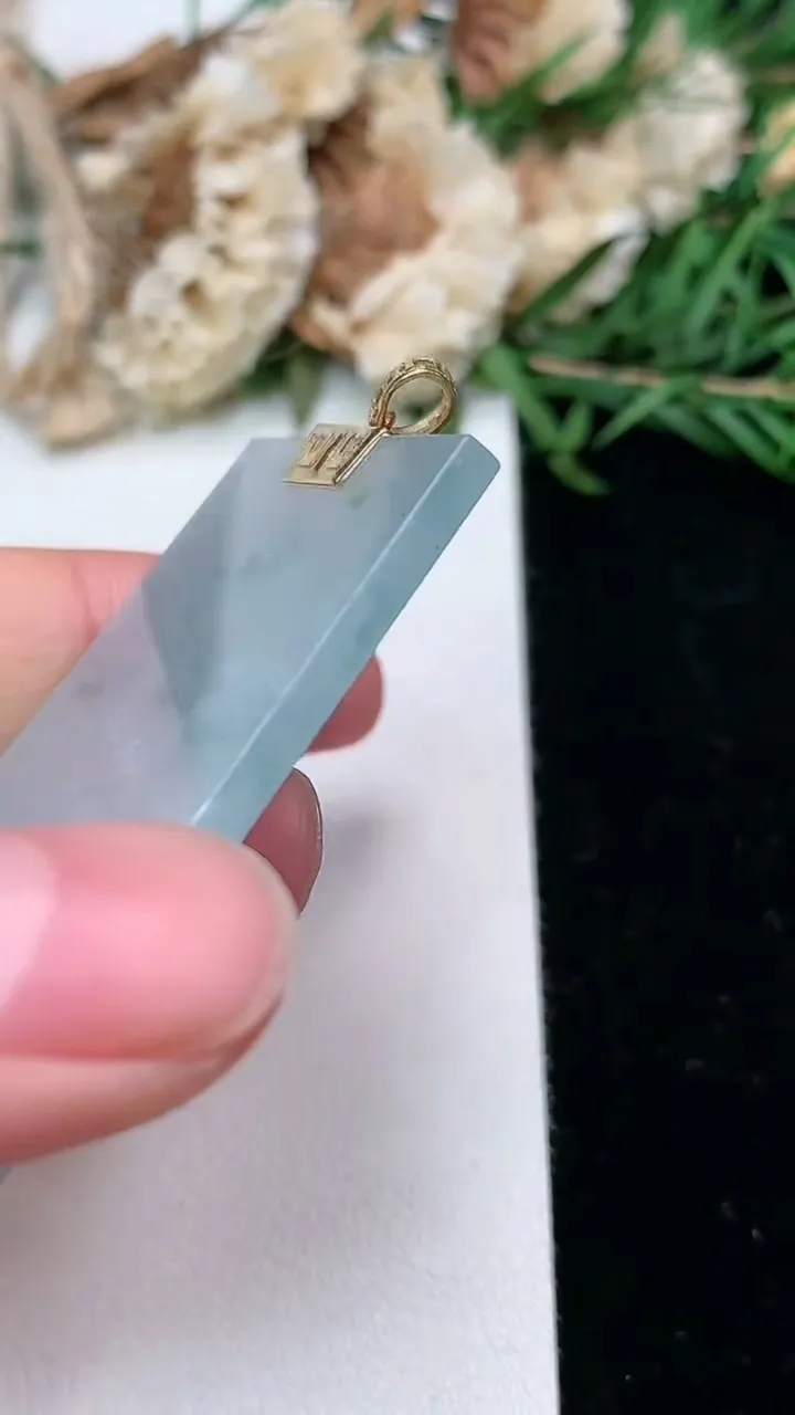 天然A货翡翠飘花无事牌吊坠，尺寸42.2-31.4-2.6，重量:11.37g
2月2日