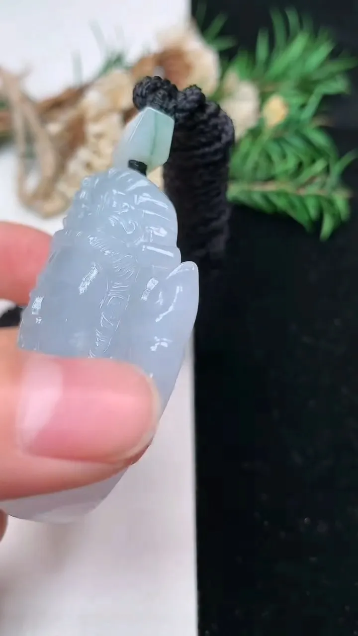 天然A货翡翠飘花观音头吊坠，尺寸49.4-44.8-11.5，重量:43.05g
2月2日