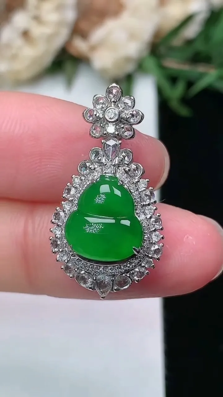 天然A货翡翠葫芦吊坠，尺寸25.8-13.8-10.5，裸石9.8-9
2月2日