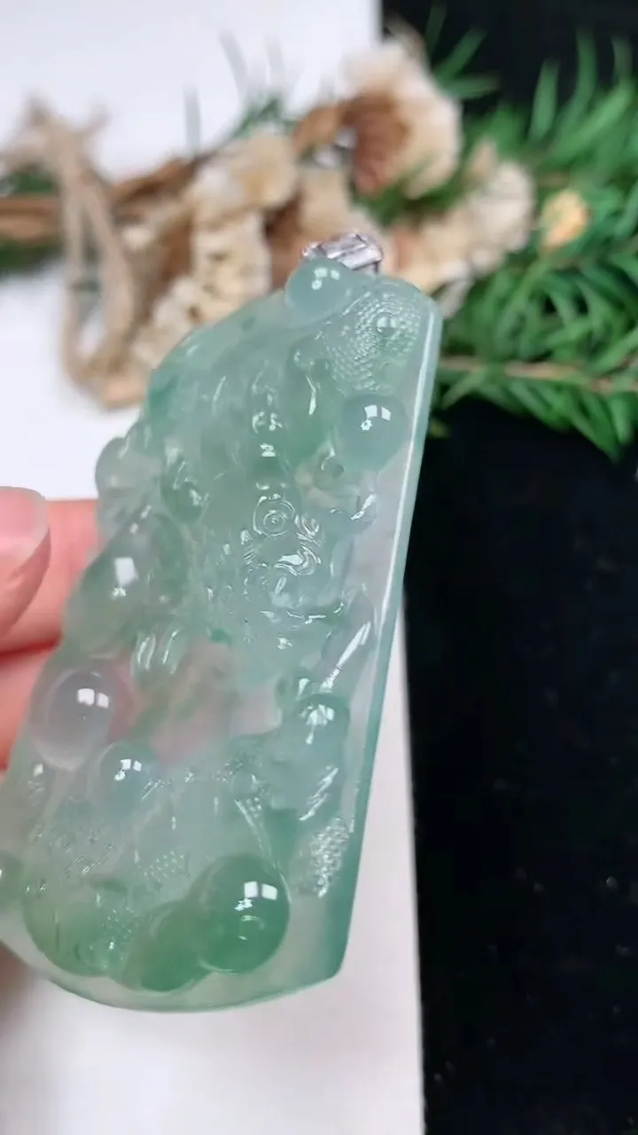 天然A货翡翠龙牌吊坠，尺寸62.5-40.5-6.5，重量:32.00g
2月2日