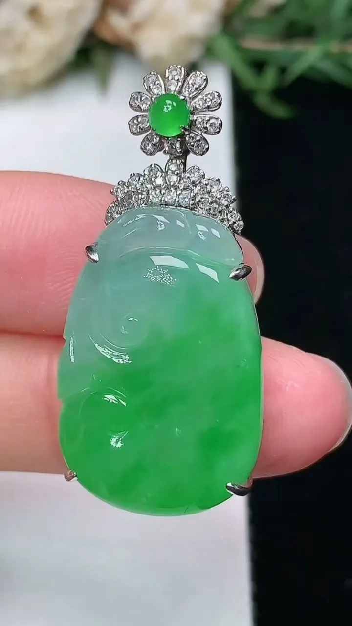 天然A货翡翠如意吊坠，尺寸24.5-16.6-7.6，重量:6.85g
2月2日