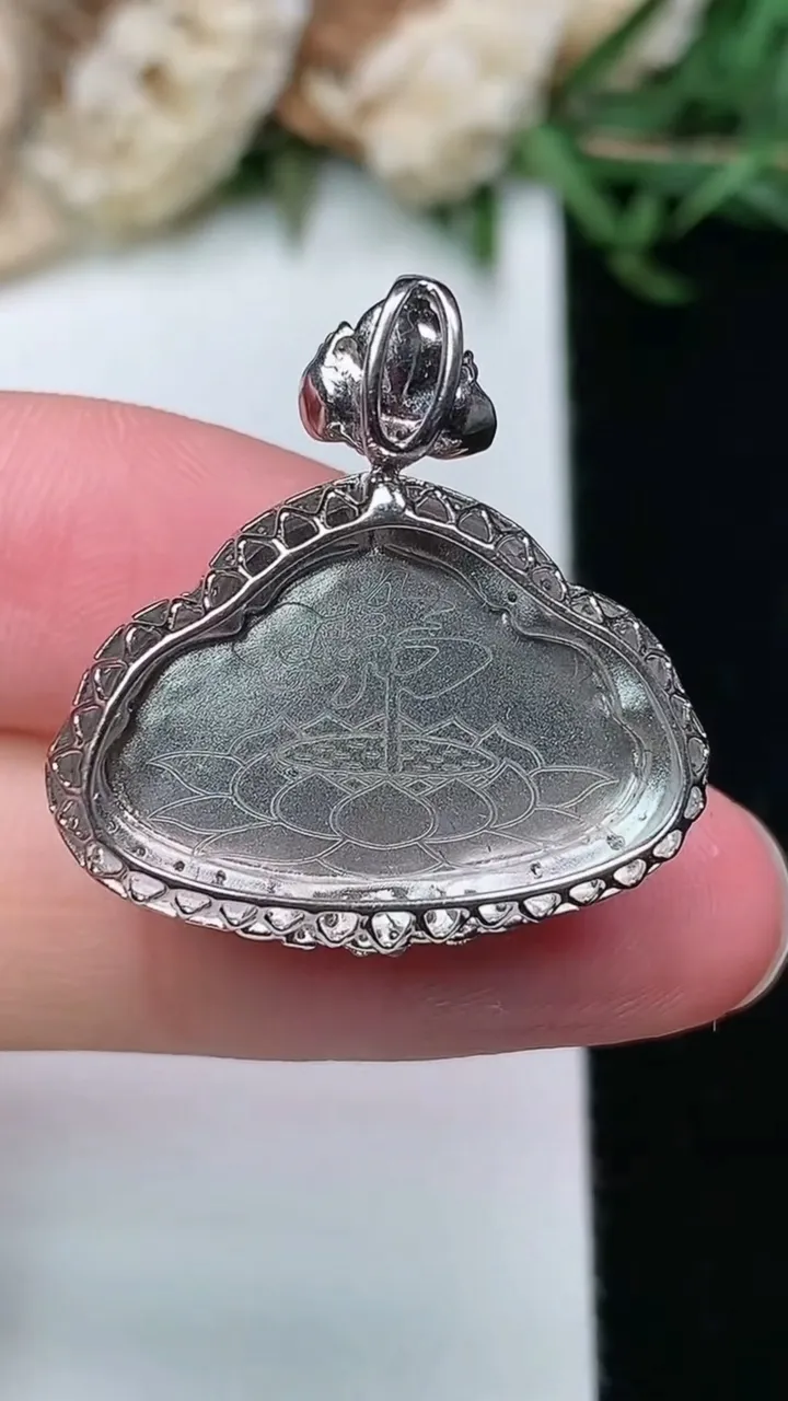 天然A货翡翠佛公吊坠，尺寸24.9-24-9.7，裸石12.6-20.7，重量:5.15g
2月2日