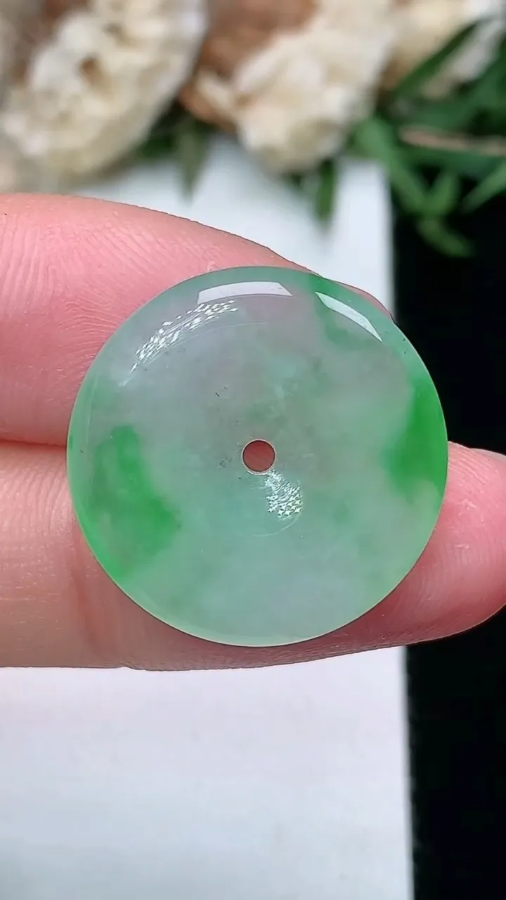 天然A货翡翠平安扣吊坠，尺寸19.7-3.5，重量:3.14g
2月2日