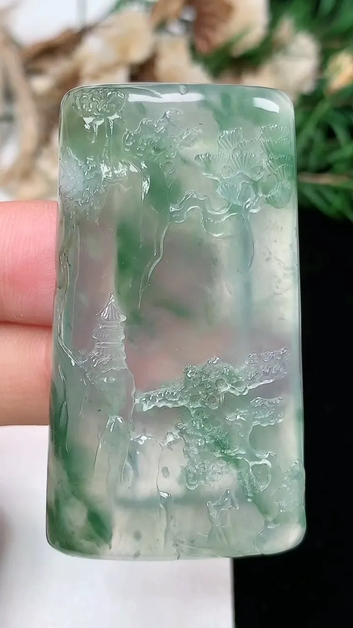 天然A货翡翠飘花山水牌吊坠，尺寸50.6-27.8-5，重量:16.26g
2月2日