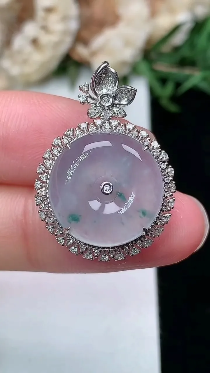 天然A货翡翠飘花平安扣吊坠，尺寸26.2-18.6-8.6，裸石14.8，重量:3.24g
2月2日