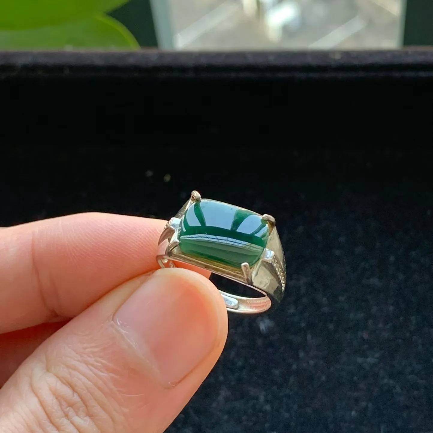 A货天然翡翠冰糯种925银满绿戒指活口重量3.05
2月2日