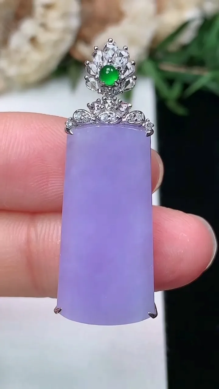 天然A货翡翠k金紫罗兰无事牌吊坠，尺寸25.2-12.4-7.7，重量:4.71g
2月2日