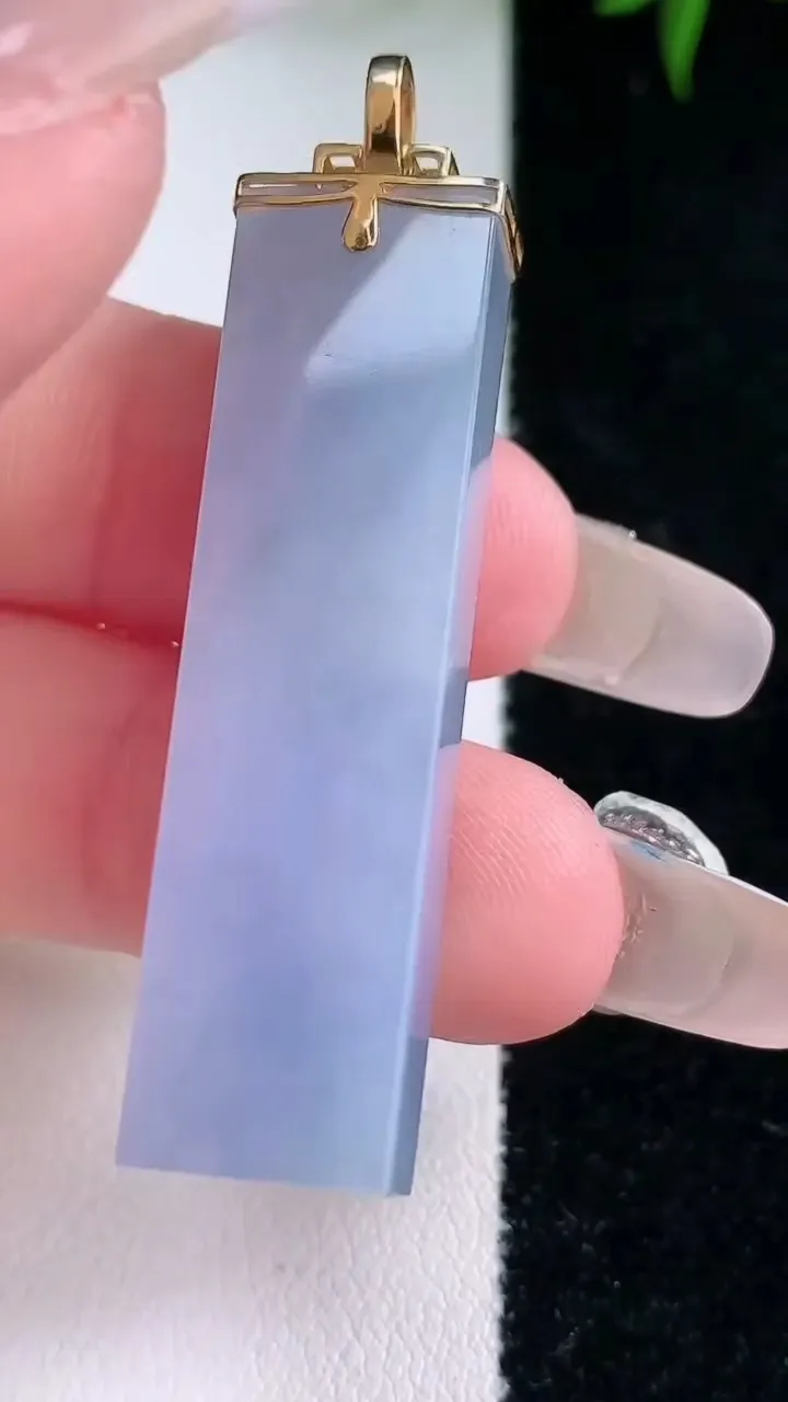 天然A货翡翠18K金紫罗兰无事牌吊坠，尺寸43.2-11-5.6，重量:11.14g
2月2日