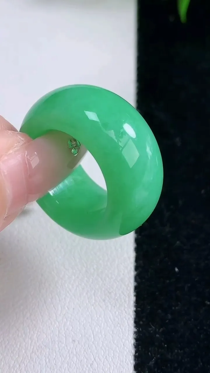 天然A货翡翠指环扳指，尺寸16.7-12-5.3，重量:12.77g2026年2月2日
工厂直销收藏佳品,种好水足，色泽均匀，有种有色，上手高大气！