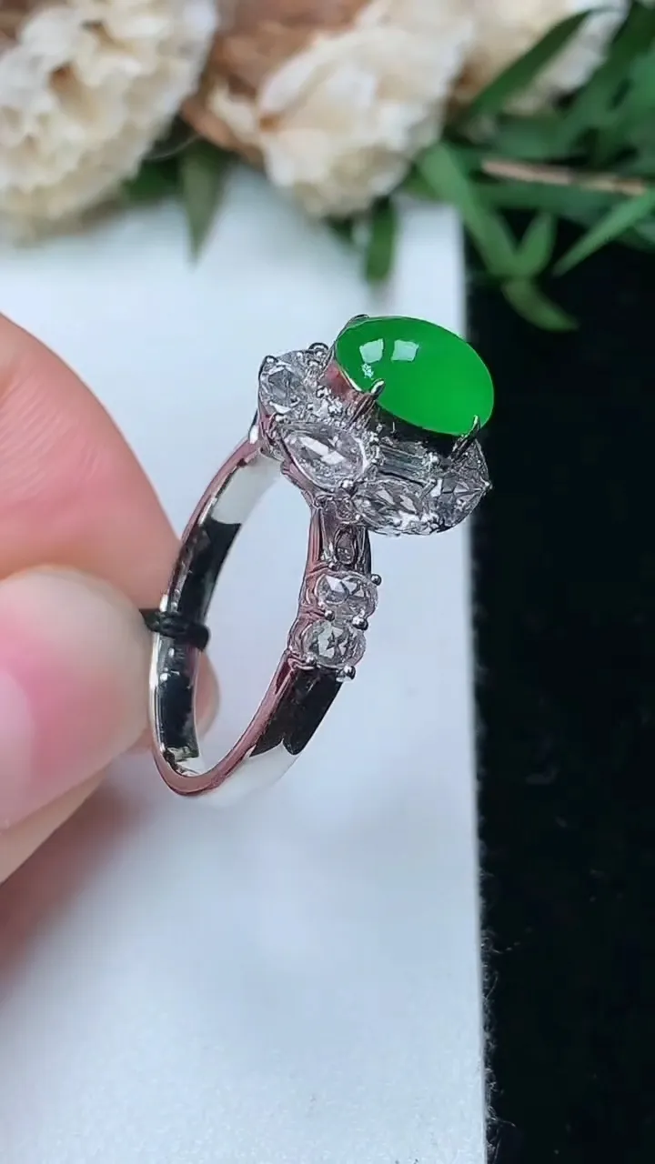 天然A货翡翠蛋面戒指，尺寸17-8.2-6.4，重量:4.18g2026年2月2日
工厂直销收藏佳品,种好水足，色泽均匀，有种有色，上手高大气！