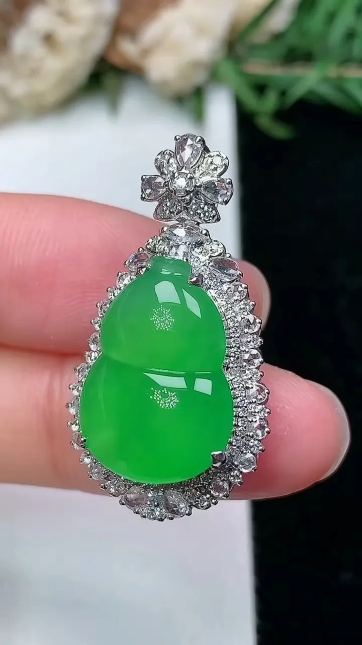 天然A货翡翠葫芦吊坠，尺寸30.8-17-11，裸石17.2-12.2，重量:5.30g
2月2日，重量:5.30g