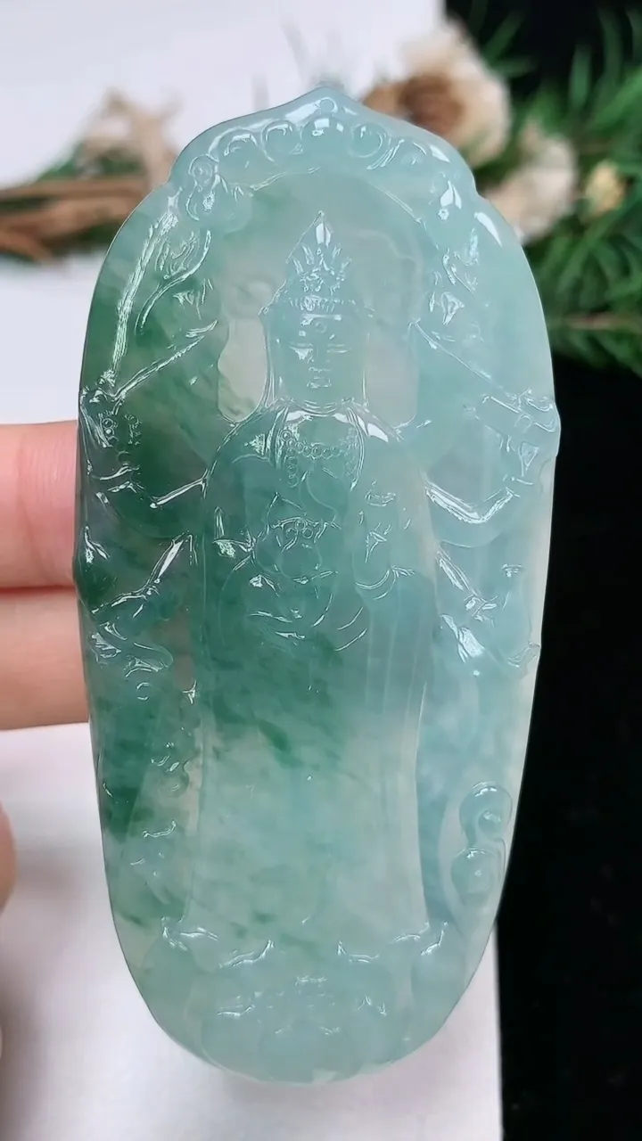 天然A货翡翠飘花千手观音吊坠，尺寸78.5-37.2-5.2，重量:33.00g
2月2日