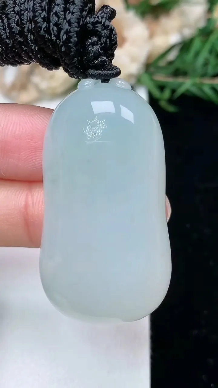 天然A货翡翠飘金花福瓜吊坠，尺寸40.6-22.5-11.5，重量:26.97g
2月2日