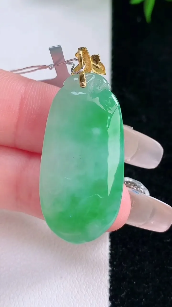 天然A货翡翠福瓜吊坠，尺寸33.3-16.5-9，重量:9.13g
2月2日