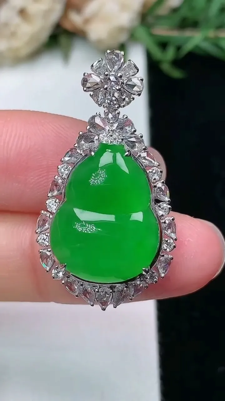 天然A货翡翠葫芦吊坠，尺寸32.4-17.7-11.4，裸石16.6-13.2，重量:4.25g
2月2日