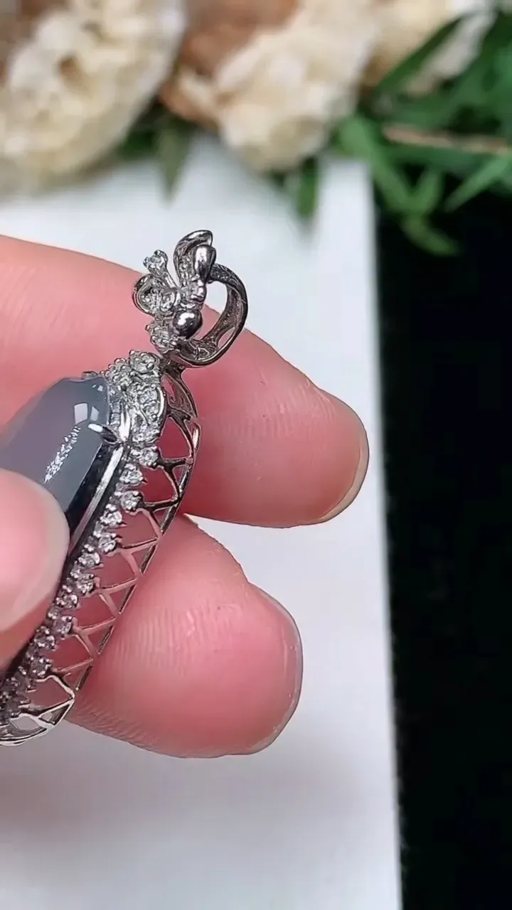 天然A货翡翠福瓜吊坠，尺寸31-12.3-9.6，裸石19.9-9.5
2月2日