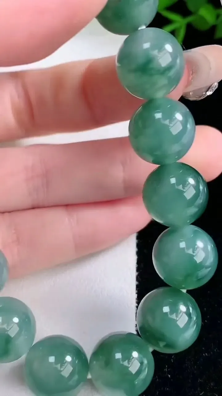 天然A货翡翠种飘花圆珠手串，尺寸12.6-16颗，重量:53.92g2月2日
工厂直销收藏佳品,种好水足，色泽均匀，有种有色，上手高大气！