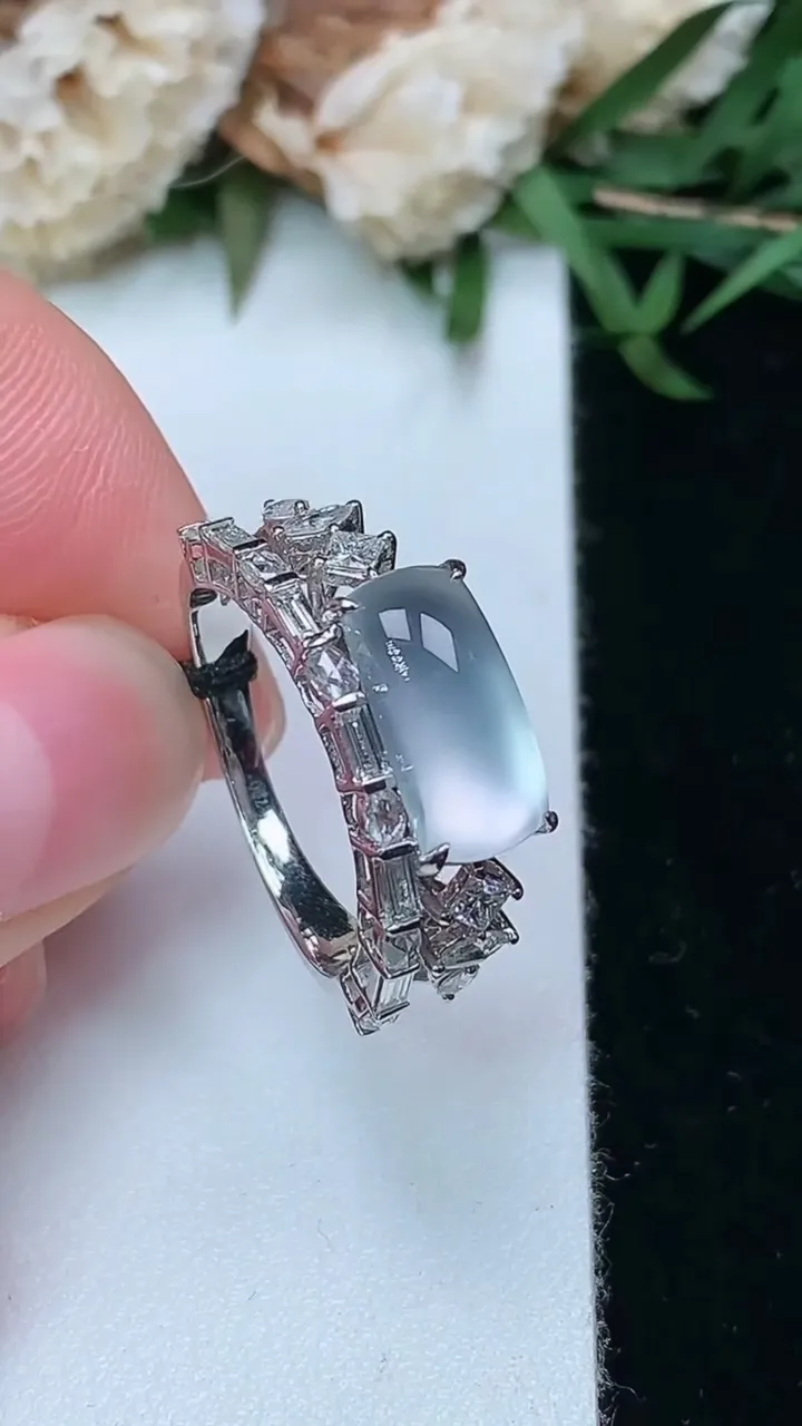 天然A货翡翠白冰马鞍戒指，尺寸17.2-11.7-5.3，重量:3.69g2026年2月2日
工厂直