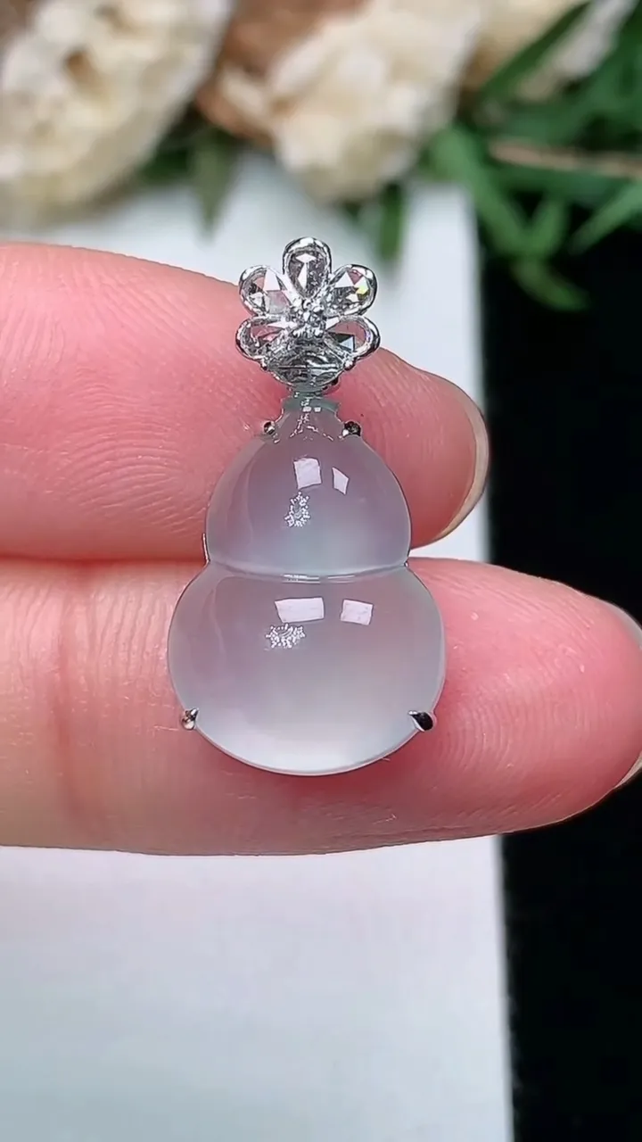 天然A货翡翠白冰葫芦吊坠，尺寸14.8-11.2-7，重量:2.00g
2月2日