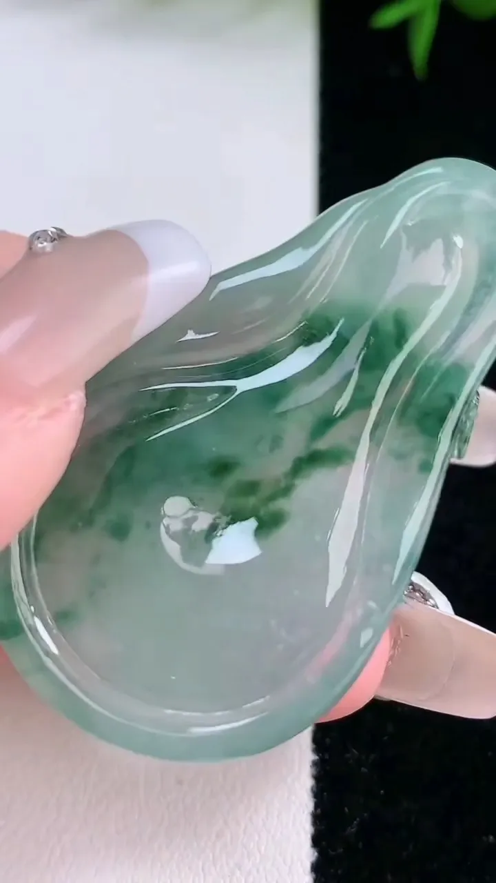 天然A货翡翠冰种飘花凤凰吊坠，尺寸47.4-28.4-8，重量:19.71g
2月2日