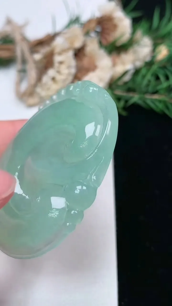 天然A货翡翠如意吊坠，尺寸51-42.6-5.9，重量:22.03g
2月2日