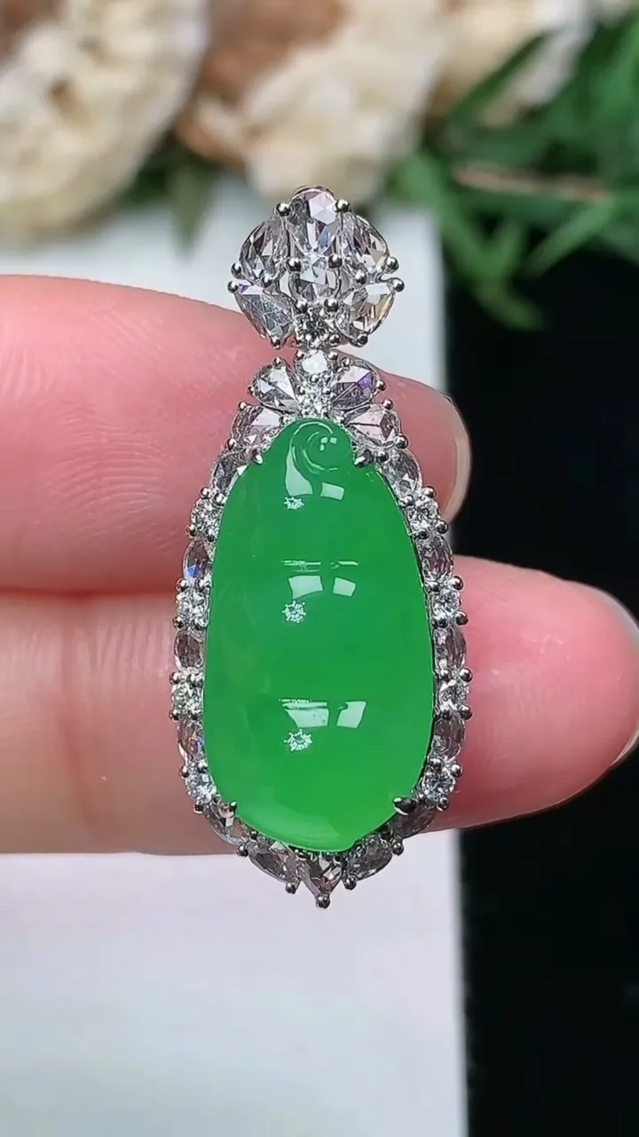 天然A货翡翠福豆吊坠，尺寸29.8-12.4-10.4，裸石17.2-9.2，重量:4.25g
2月