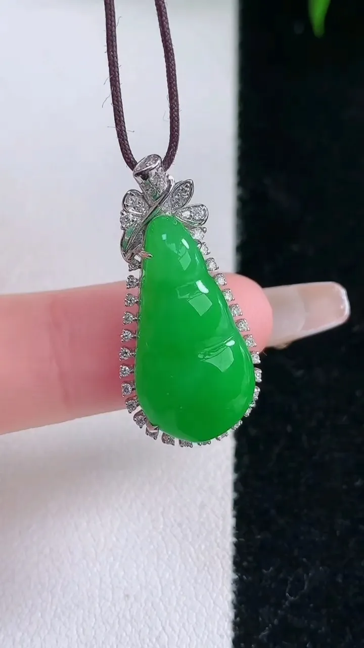 天然A货翡翠福豆吊坠，尺寸28-13.4-7.4，裸石20.8-10.7重量:3.89g
2月2日