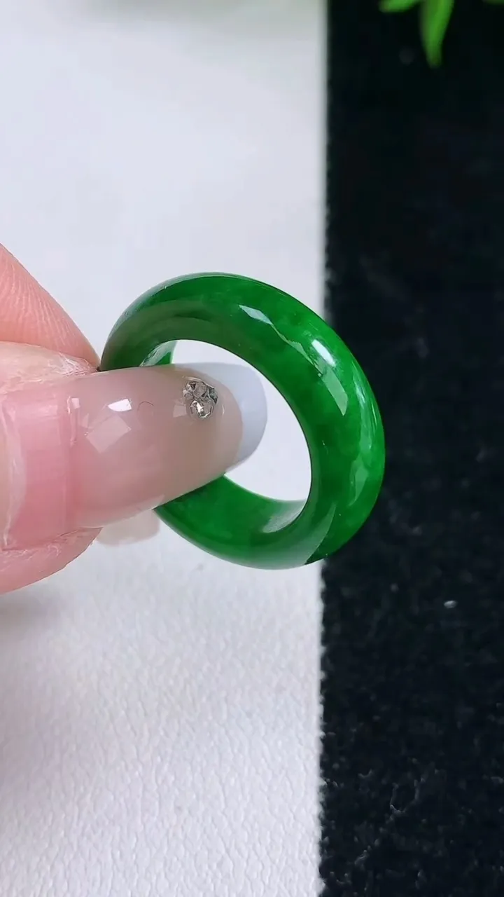 天然A货翡翠指环戒指，尺寸15.8-5.7-3.4，重量:4.14g2026年2月2日
工厂直销收藏佳品,种好水足，色泽均匀，有种有色，上手高大气！