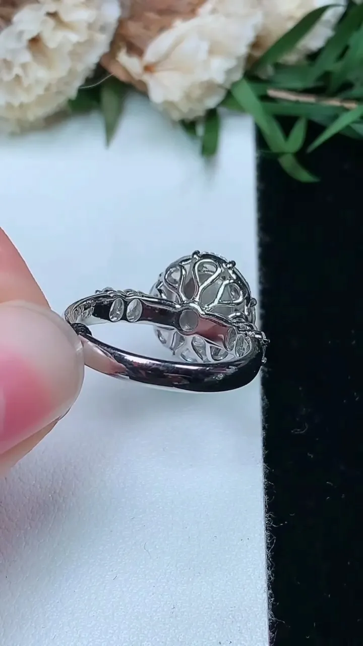 天然A货翡翠蛋面戒指，尺寸17-8.2-6.4，重量:4.18g2026年2月2日
工厂直销收藏佳品,种好水足，色泽均匀，有种有色，上手高大气！