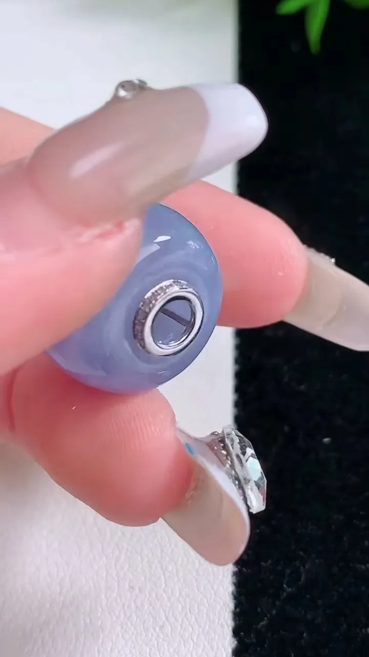 天然A货翡翠18K金紫罗兰路路通吊坠，尺寸18-15，重量:9.48g
2月2日