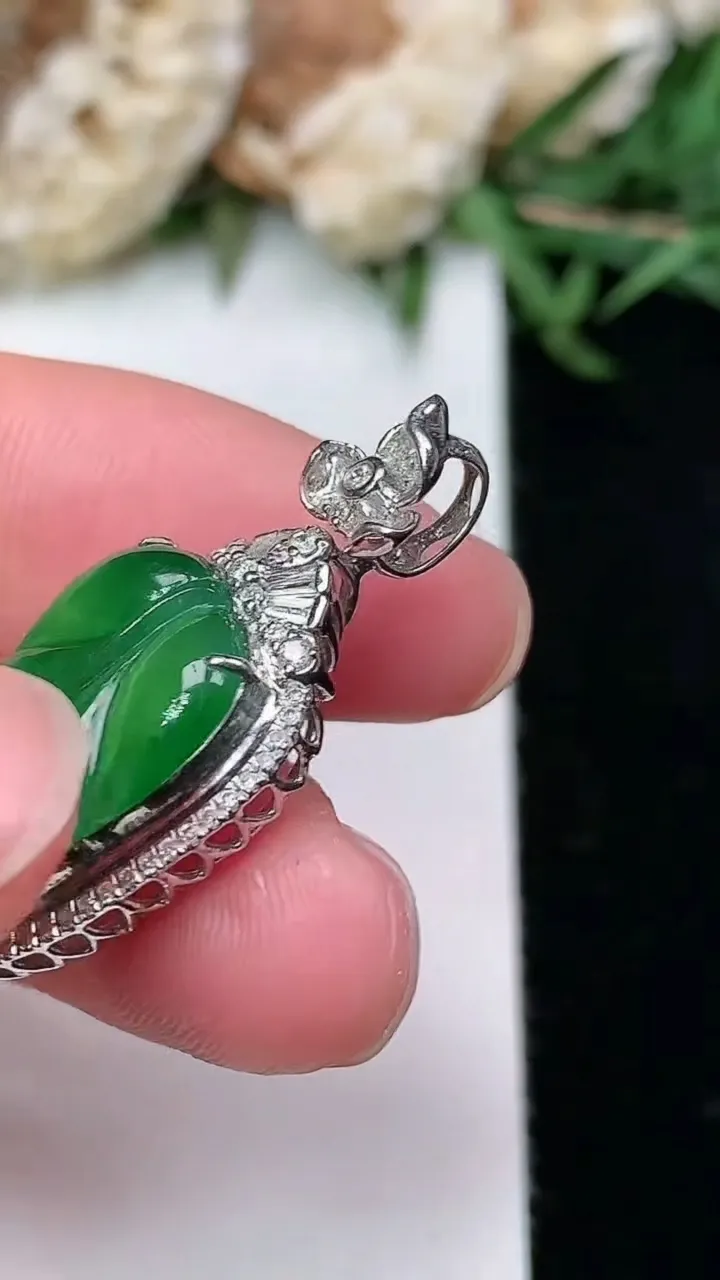 天然A货翡翠金枝玉叶 叶子吊坠，尺寸29.7-14.3-7.4，裸石17-12.5
2月2日