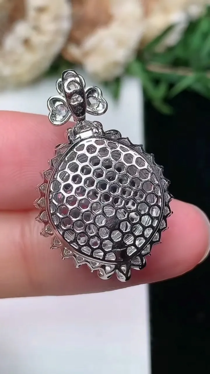 天然A货翡翠无事牌吊坠，尺寸27.8-17.8-8.6，裸石13，重量:3.79g
2月2日